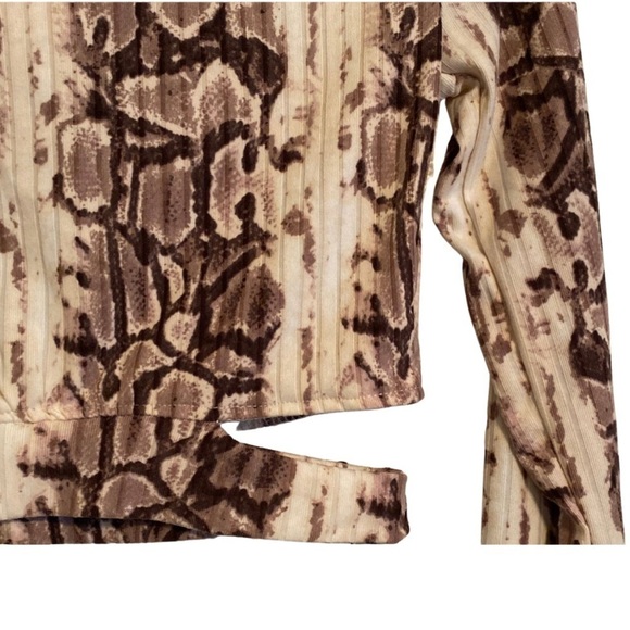 Rue21 Sz Small Brown & Tan Snake Skin Pattern & Side Cutout Long Sleeve Crop Top - Picture 5 of 5